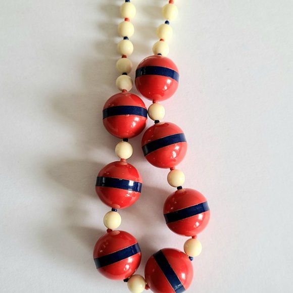 Vintage red blue and beige plastic beads chunky necklace. - Picture 5 of 6